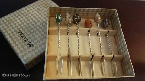 Pequenos garfos em prata