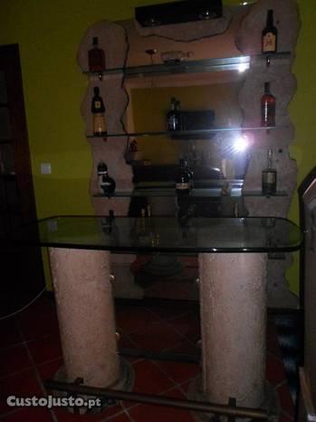 bar c/ luz e mesa de centro com pé em pedra