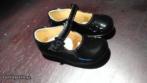 Sapatos pretos de verniz para menina