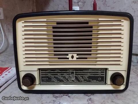 Rádio antigo válvulas