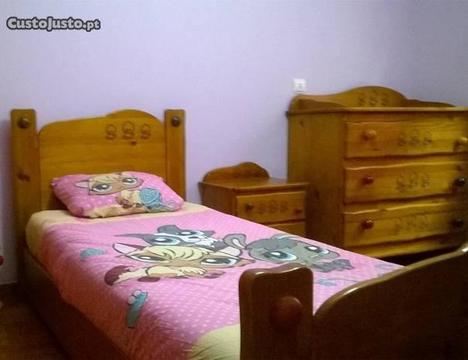 Mobília para quarto de criança em pinho mel
