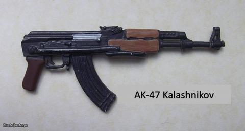 Miniatura de AK-47 Kalashnikov em chumbo colorido