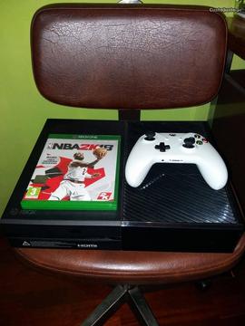 XBOX ONE + 2 comandos + 1 jogo NBA2K18