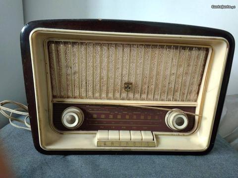 Rádio Grundig antigo