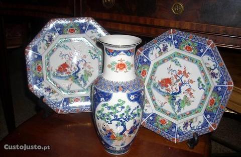 Antigo jarrão e pratos porcelana Japão