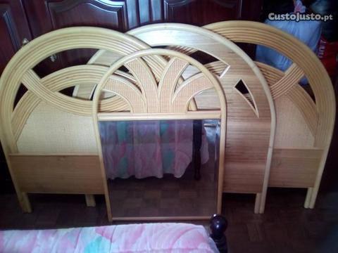 Cabeceiras de cama e espelho em bambu