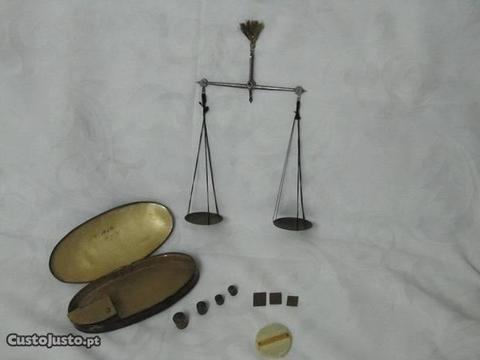 Balança antiga ourives, caixa, 7 pesos, coleção