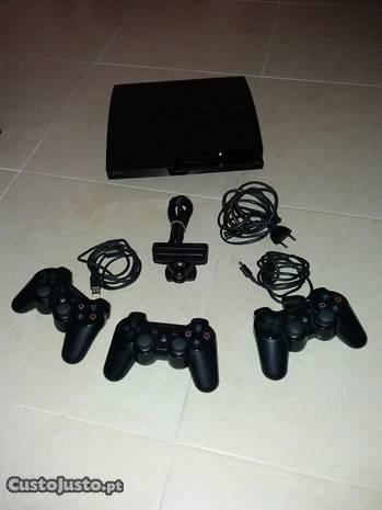 PlayStation 3 com 32 jogos 3 comandos e câmera