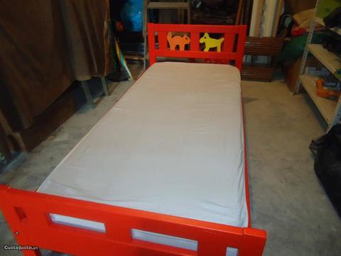 cama em madeira com estrado e colchão