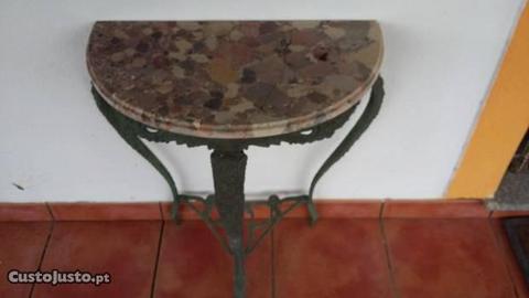 mesa de bronze fundido