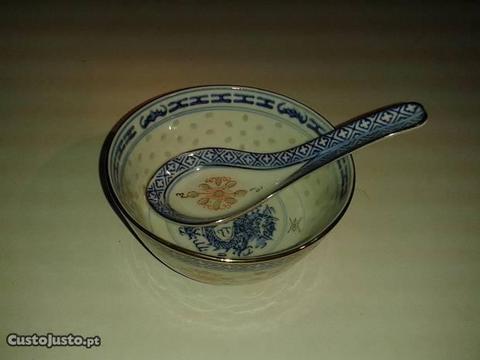 Taça/tijela com colher de porcelana 