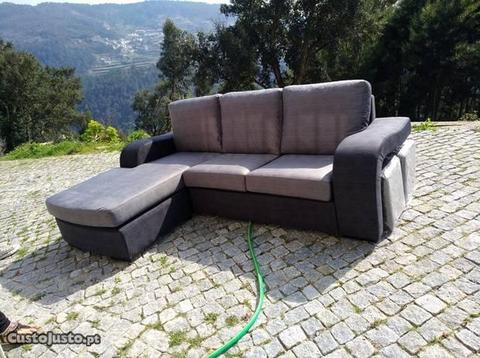 Sofá chaise lounge com puffs