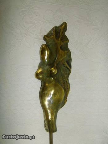 Figura em bronze. Mulher