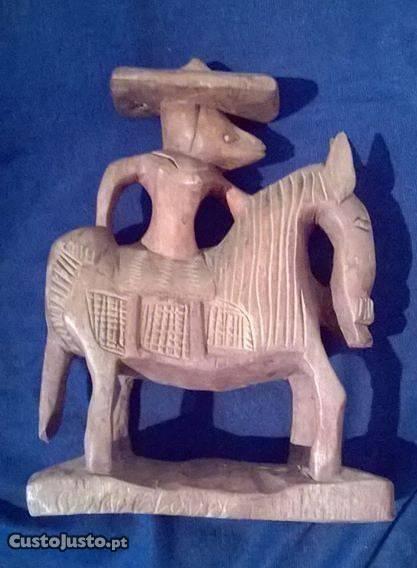 Escultura mexicana em madeira, Cavaleiro, 27cm