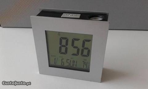 Relógio Despertador Digital projeta horas no teto