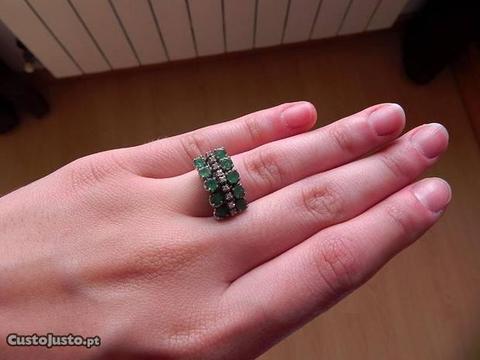 Lindíssimo anel dos anos 70, esmeraldas diamantes