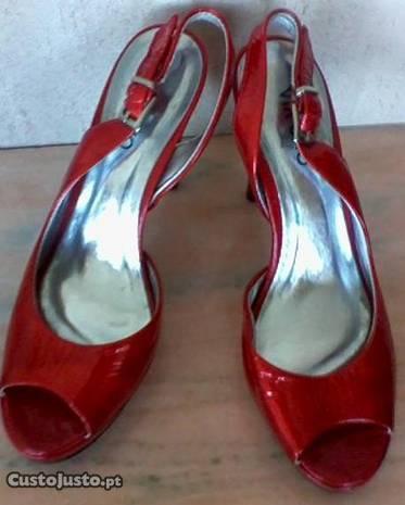 Sapatos abertos vermelhos de verniz