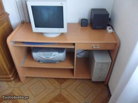 Computador desktop + monitor + colunas + teclado