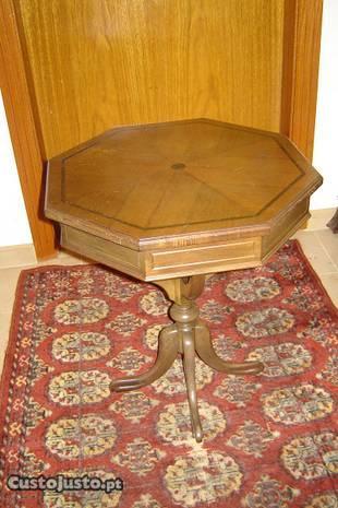 mesa de apoio de pé -de-galo em mogno
