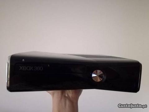Xbox 360 com 2 comandos e jogos