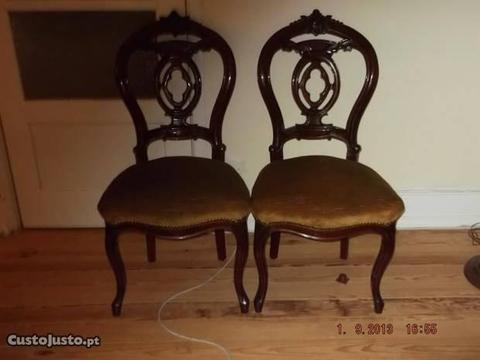 2 cadeiras antigas em veludo e madeira