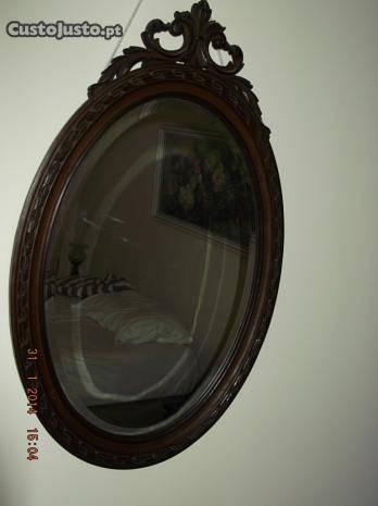 Espelho oval em madeira trabalhada antigo
