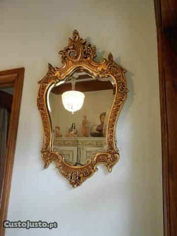 Espelho curvo, antigo com moldura dourada