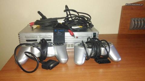 PlayStation 2 com dois comandos e um cartão de mem