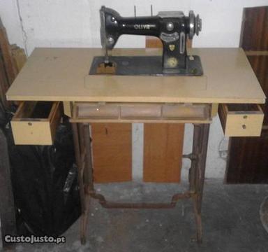 Máquina de costura com mesa