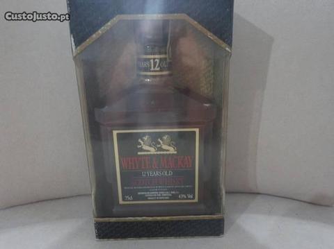 Garrafa de Whisky Whyte & Mackay 12 anos