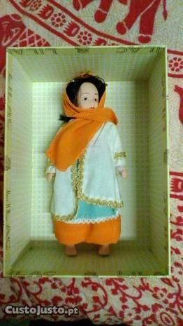 Boneca porcelana traje do Líbano