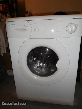Maquina de Lavar Roupa , a Trabalhar- Marca Edesa
