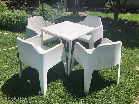 Mesa e cadeira de esplanada / Jardim Plus Pedrali