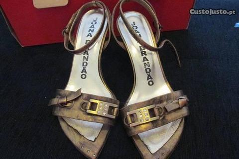 Sandálias douradas tamanho 37
