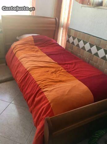 Cama de solteiro em madeira + mesa de cabeceira