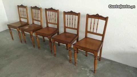 Cadeiras antigas de madeira