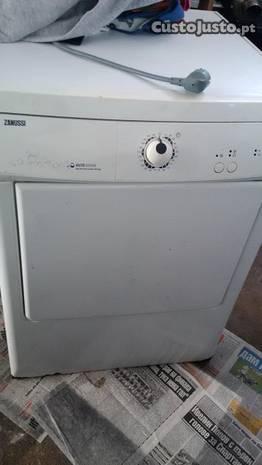 Maquina secar roupa Zanussi ZTA240 6kg usada