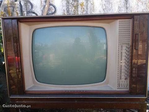 Televisão muito antiga com movel