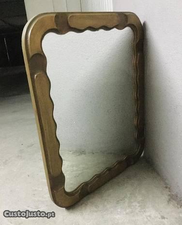 Espelho antigo com reflexo excelente
