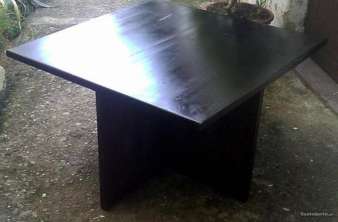 Mesa de centro em madeira castanho escuro