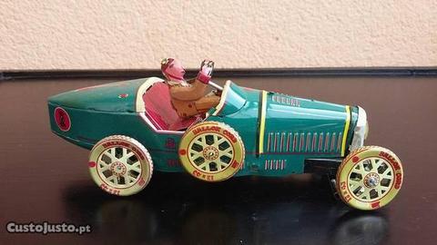 Brinquedo em lata carro de corrida com piloto