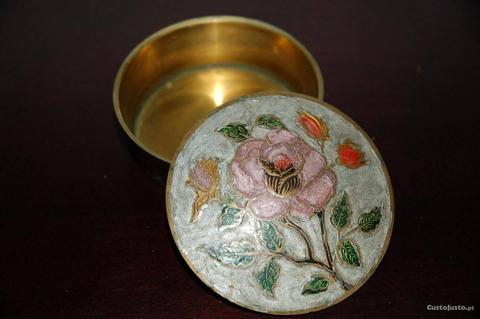 Caixa pequena em latão pintada flor policromada