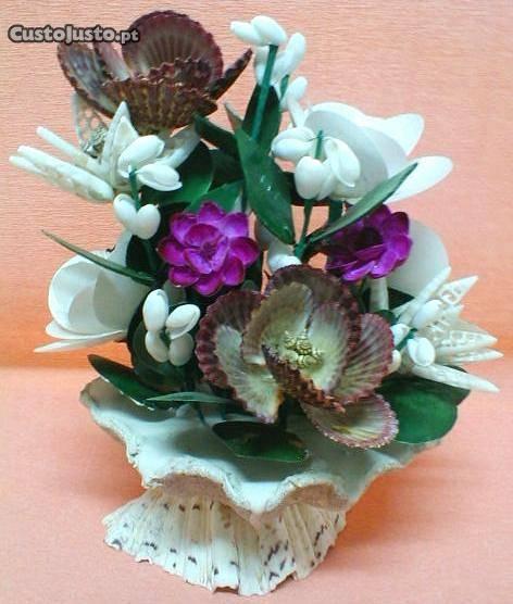 Candeeiro com búzios arranjo floral 30x23cm