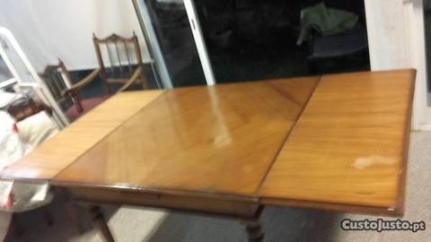 Mesa extencivel com 8 cadeiras e um louceiro
