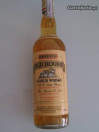 Scotch Whisky Old House, com quase 40 anos