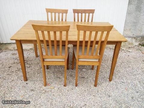 Mesa moderna e cadeiras em madeira maciça de cerne
