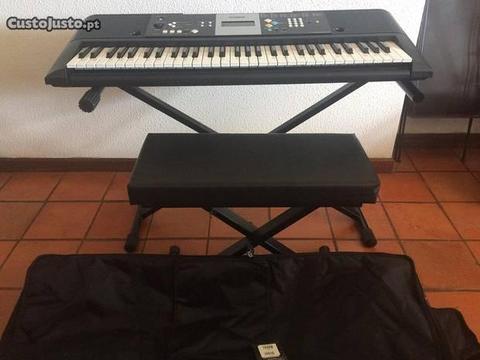Piano órgão Yamaha PSR E223