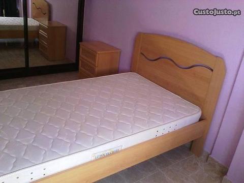 cama de solteiro com colchao e mesa cabeceira