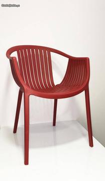 Cadeira vermelha c/braços - PEDRALI