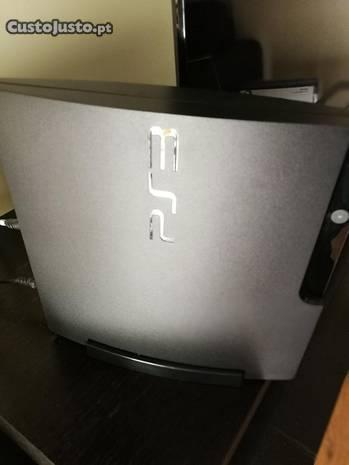 Playstation 3 , 1Tb 2 comandos, acessórios e jogos